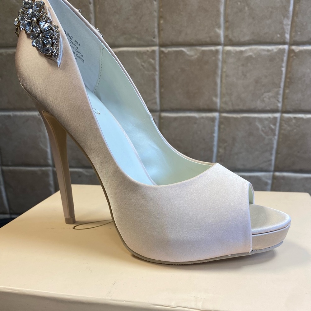 selling heels size 8 ! i wasn’t sure so I ordered size 7.5 & 8 I kept the 7.5